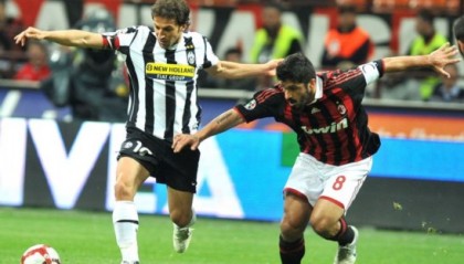  AC米兰主场溃败，球迷高呼教练下课  