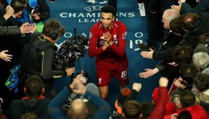  利物浦阿诺德角球助攻双响  